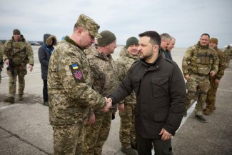 Zdjęcie przedstawia prezydenta Ukrainy z żołnierzami