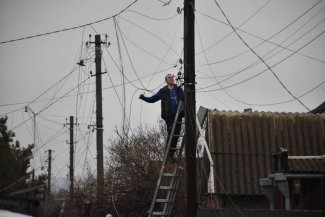 The photo shows the repair of the network Oleksandr Honcharenko - Kramatorsk Mayor 