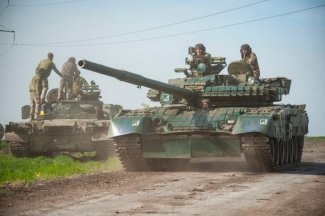 The photo from 2022 shows a tank and Ukrainian soldiers  
