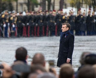 Macron w deszczu