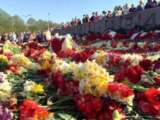 Flowers laid at the foot of the monument during the 2016 Victory Day celebration