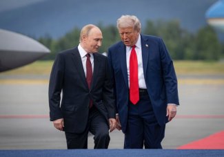 Zdjęcie przedstawia Władimira Putina i Donalda Trumpa na Alasce