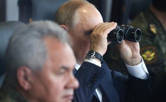 Photo shows Putin looking through binoculars  