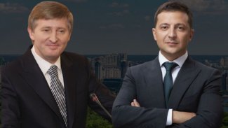 The photo shows Ahmetov and President Zelensky