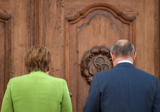 Putin meets Merkel in Meseberg Putin meets Merkel in Meseberg