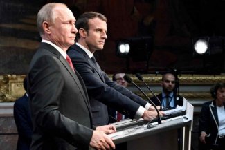Spotkanie Macrona z Putinem: złe miny do dobrej gry