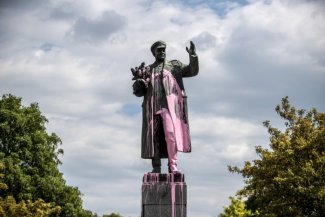 Pomnik marszałka Koniewa zniszczony przez demonstrantów