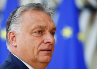 Premier Węgier Victor Orban na tle flagi Unii Europejskiej