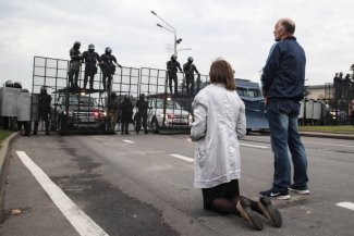 Na zdjęciu widać protestujących naprzeciwko służb 