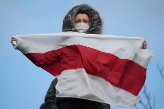 Jedna z protestujących osób z flagą 