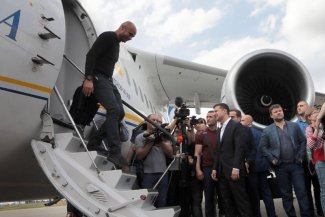 The President of Ukraine greets a former prisoner leaving the plane