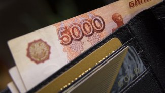 Zdjęcie przedstawia ruble w portfelu