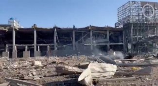Zniszczone centrum handlowe w Kijowie